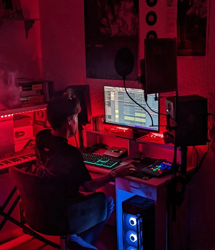 Photo de Théo et de son studio